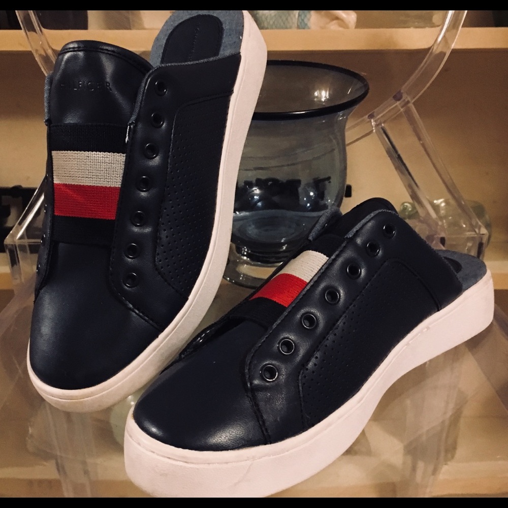 GENTLY USED HILLFIGER LEATHER SLIDE SNEAKERS